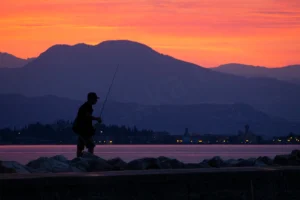 Kalastaja ja auringonnousu, Italia. . Kuvaaja Marko Toivakka