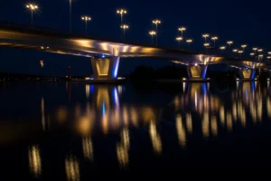 Kuokkalan silta, Jyväskylä, yövalaistuksessa. Kuvaaja Marko Toivakka