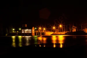 Vaajakosken vanha voimala yöllä. Kuvaaja Marko Toivakka